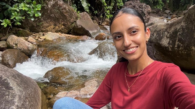 Meyyane Mounsamy en pleine nature, au bord d'une rivière en Guadeloupe